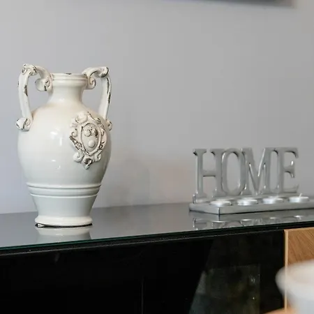 Beautiful With Balcony & Free Garage By Renters 아파트 포즈난