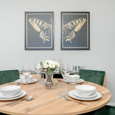 Beautiful With Balcony & Free Garage By Renters 아파트 *