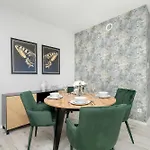 Beautiful With Balcony & Free Garage By Renters Apartamento