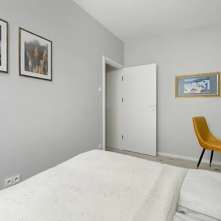 Beautiful With Balcony & Free Garage By Renters *