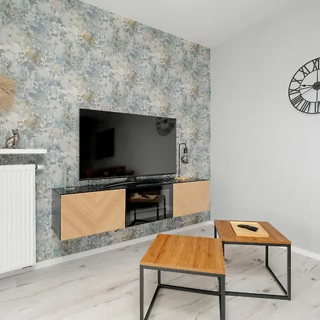 Beautiful With Balcony & Free Garage By Renters Apartment Poznan