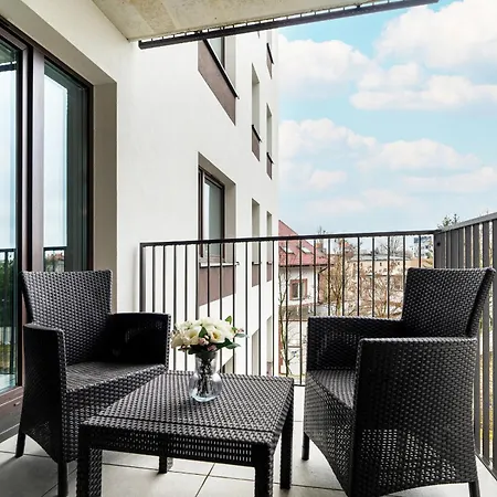 Beautiful With Balcony & Free Garage By Renters Apartment