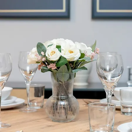 Beautiful With Balcony & Free Garage By Renters *