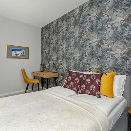 Beautiful With Balcony & Free Garage By Renters Poznan