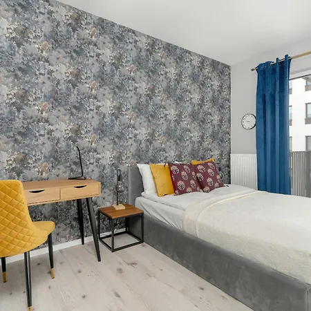 Apartment Beautiful With Balcony & Free Garage By Renters *