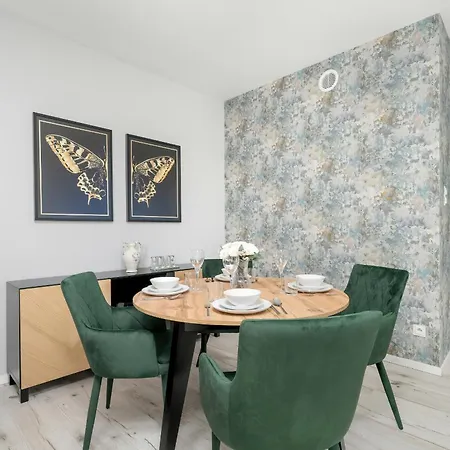 Beautiful With Balcony & Free Garage By Renters Lejlighed