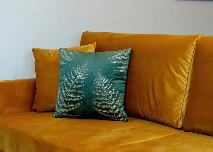 Beautiful With Balcony & Free Garage By Renters Apartment