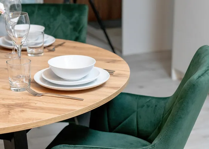 Beautiful With Balcony & Free Garage By Renters