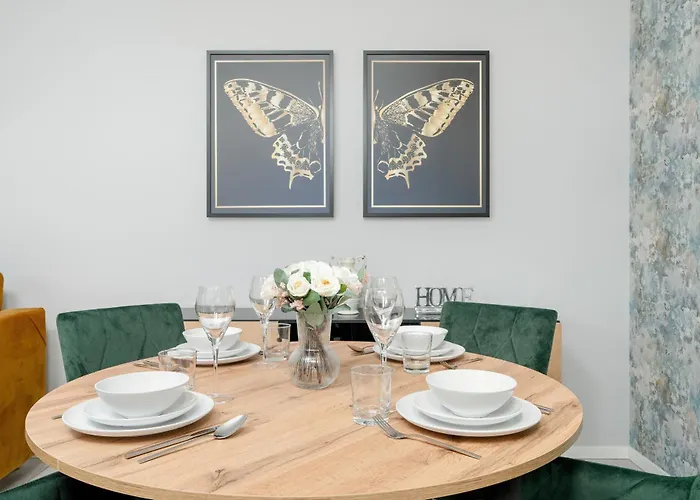 Beautiful With Balcony & Free Garage By Renters Apartment *