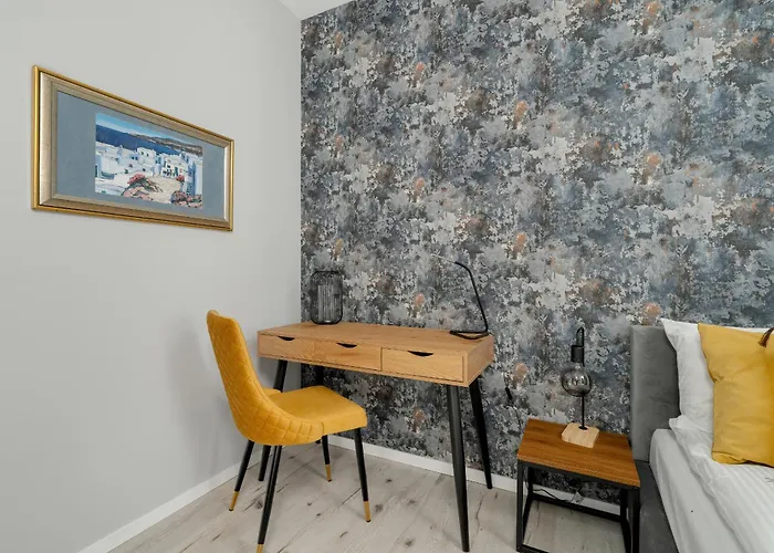 Apartment Beautiful With Balcony & Free Garage By Renters *