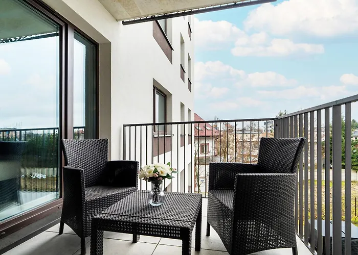 Beautiful With Balcony & Free Garage By Renters Apartment