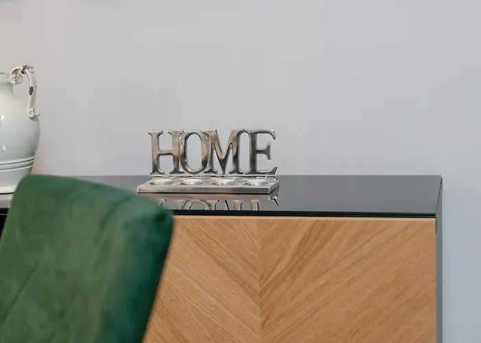 Apartment Beautiful With Balcony & Free Garage By Renters *