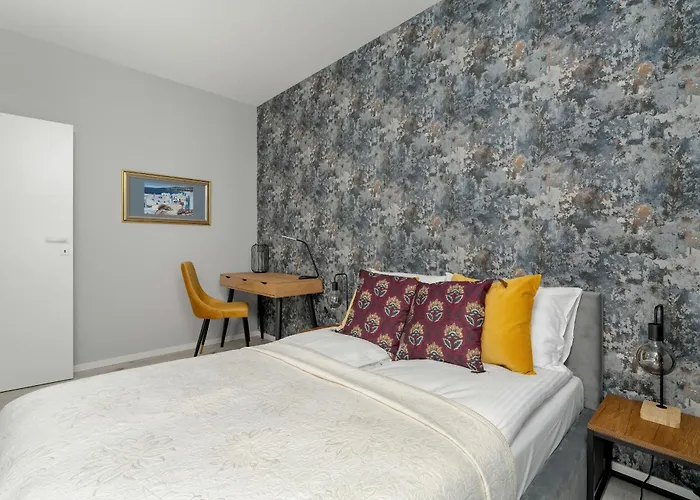 Beautiful With Balcony & Free Garage By Renters Poznan