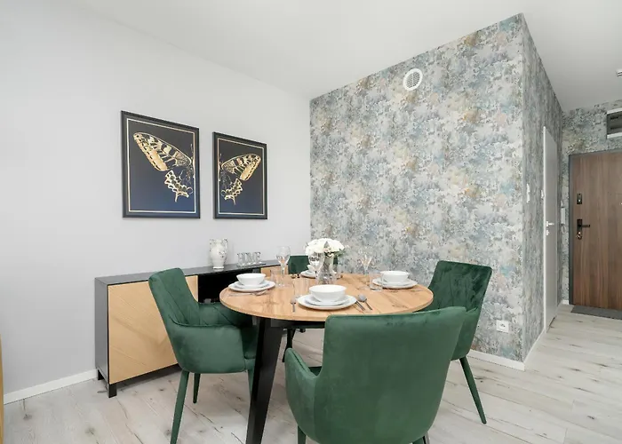 Beautiful With Balcony & Free Garage By Renters Apartment